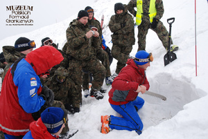 1. Tytuł tematu: szkolenie „Ski Tour”
2. Opis obrazu: kurs z zakresu technik transportowych stosowanych w ochronie granicy państwowej z udziałem funkcjonariuszy Bieszczadzkiego Oddziału Straży Granicznej oraz ratowników Grupy Bieszczadzkiej Górskiego Ochotniczego Pogotowia Ratunkowego. Funkcjonariusze i ratownicy podczas ćwiczeń metod poszukiwawczych 
3. Data wydarzenia: luty 2009 r. 
4. Osoby widoczne: brak danych
5. Hasła przedmiotowe: Straż Graniczna, szkolenie
6. Opis techniczny: zdjęcie cyfrowe, kolorowe
7. Autor: Krzysztof Niemiec
8. Miejsce przechowywania/właściciel: Archiwum Straży Granicznej w Szczecinie