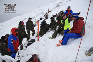 1. Tytuł tematu: szkolenie „Ski Tour”
2. Opis obrazu: kurs z zakresu technik transportowych stosowanych w ochronie granicy państwowej z udziałem funkcjonariuszy Bieszczadzkiego Oddziału Straży Granicznej oraz ratowników Grupy Bieszczadzkiej Górskiego Ochotniczego Pogotowia Ratunkowego. Funkcjonariusze i ratownicy podczas ćwiczeń metod poszukiwawczych
3. Data wydarzenia: luty 2009 r. 
4. Osoby widoczne: brak danych
5. Hasła przedmiotowe: Straż Graniczna, szkolenie
6. Opis techniczny: zdjęcie cyfrowe, kolorowe
7. Autor: Krzysztof Niemiec
8. Miejsce przechowywania/właściciel: Archiwum Straży Granicznej w Szczecinie