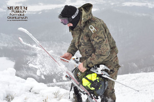 1. Tytuł tematu: szkolenie „Ski Tour”
2. Opis obrazu: kurs z zakresu technik transportowych stosowanych w ochronie granicy państwowej z udziałem funkcjonariuszy Bieszczadzkiego Oddziału Straży Granicznej oraz ratowników Grupy Bieszczadzkiej Górskiego Ochotniczego Pogotowia Ratunkowego. Funkcjonariusz podczas marszu 
3. Data wydarzenia: luty 2009 r. 
4. Osoby widoczne: brak danych
5. Hasła przedmiotowe: Straż Graniczna, szkolenie
6. Opis techniczny: zdjęcie cyfrowe, kolorowe
7. Autor: Krzysztof Niemiec
8. Miejsce przechowywania/właściciel: Archiwum Straży Granicznej w Szczecinie