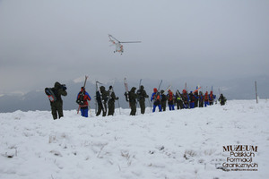 1. Tytuł tematu: szkolenie „Ski Tour”
2. Opis obrazu: kurs z zakresu technik transportowych stosowanych w ochronie granicy państwowej z udziałem funkcjonariuszy Bieszczadzkiego Oddziału Straży Granicznej oraz ratowników Grupy Bieszczadzkiej Górskiego Ochotniczego Pogotowia Ratunkowego. Funkcjonariusze i ratownicy podczas marszu 
3. Data wydarzenia: luty 2009 r. 
4. Osoby widoczne: brak danych
5. Hasła przedmiotowe: Straż Graniczna, szkolenie
6. Opis techniczny: zdjęcie cyfrowe, kolorowe
7. Autor: Krzysztof Niemiec
8. Miejsce przechowywania/właściciel: Archiwum Straży Granicznej w Szczecinie