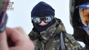 1. Tytuł tematu: szkolenie „Ski Tour”
2. Opis obrazu: kurs z zakresu technik transportowych stosowanych w ochronie granicy państwowej z udziałem funkcjonariuszy Bieszczadzkiego Oddziału Straży Granicznej oraz ratowników Grupy Bieszczadzkiej Górskiego Ochotniczego Pogotowia Ratunkowego. Funkcjonariusz podczas kursu 
3. Data wydarzenia: luty 2009 r. 
4. Osoby widoczne: brak danych
5. Hasła przedmiotowe: Straż Graniczna, szkolenie
6. Opis techniczny: zdjęcie cyfrowe, kolorowe
7. Autor: Krzysztof Niemiec
8. Miejsce przechowywania/właściciel: Archiwum Straży Granicznej w Szczecinie