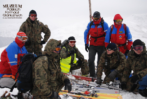 1. Tytuł tematu: szkolenie „Ski Tour”
2. Opis obrazu: kurs z zakresu technik transportowych stosowanych w ochronie granicy państwowej z udziałem funkcjonariuszy Bieszczadzkiego Oddziału Straży Granicznej oraz ratowników Grupy Bieszczadzkiej Górskiego Ochotniczego Pogotowia Ratunkowego. Funkcjonariusze i ratownicy podczas kursu 
3. Data wydarzenia: luty 2009 r. 
4. Osoby widoczne: brak danych
5. Hasła przedmiotowe: Straż Graniczna, szkolenie
6. Opis techniczny: zdjęcie cyfrowe, kolorowe
7. Autor: Krzysztof Niemiec
8. Miejsce przechowywania/właściciel: Archiwum Straży Granicznej w Szczecinie