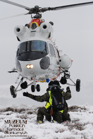 1. Tytuł tematu: szkolenie „Ski Tour”
2. Opis obrazu: lądowanie śmigłowca PZL Kania. Kurs z zakresu technik transportowych stosowanych w ochronie granicy państwowej z udziałem funkcjonariuszy Bieszczadzkiego Oddziału Straży Granicznej oraz ratowników Grupy Bieszczadzkiej Górskiego Ochotniczego Pogotowia Ratunkowego
3. Data wydarzenia: luty 2009 r. 
4. Osoby widoczne: brak danych
5. Hasła przedmiotowe: Straż Graniczna, szkolenie
6. Opis techniczny: zdjęcie cyfrowe, kolorowe
7. Autor: Krzysztof Niemiec
8. Miejsce przechowywania/właściciel: Archiwum Straży Granicznej w Szczecinie