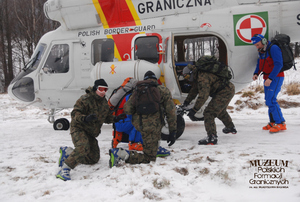 1. Tytuł tematu: szkolenie „Ski Tour”
2. Opis obrazu: kurs z zakresu technik transportowych stosowanych w ochronie granicy państwowej z udziałem funkcjonariuszy Bieszczadzkiego Oddziału Straży Granicznej oraz ratowników Grupy Bieszczadzkiej Górskiego Ochotniczego Pogotowia Ratunkowego. Funkcjonariusze i ratownicy podczas kursu 
3. Data wydarzenia: luty 2009 r. 
4. Osoby widoczne: brak danych
5. Hasła przedmiotowe: Straż Graniczna, szkolenie
6. Opis techniczny: zdjęcie cyfrowe, kolorowe
7. Autor: Krzysztof Niemiec
8. Miejsce przechowywania/właściciel: Archiwum Straży Granicznej w Szczecinie