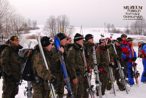 1. Tytuł tematu: szkolenie „Ski Tour”
2. Opis obrazu: kurs z zakresu technik transportowych stosowanych w ochronie granicy państwowej z udziałem funkcjonariuszy Bieszczadzkiego Oddziału Straży Granicznej oraz ratowników Grupy Bieszczadzkiej Górskiego Ochotniczego Pogotowia Ratunkowego. Funkcjonariusze i ratownicy podczas kursu 
3. Data wydarzenia: luty 2009 r. 
4. Osoby widoczne: brak danych
5. Hasła przedmiotowe: Straż Graniczna, szkolenie
6. Opis techniczny: zdjęcie cyfrowe, kolorowe
7. Autor: Krzysztof Niemiec
8. Miejsce przechowywania/właściciel: Archiwum Straży Granicznej w Szczecinie
