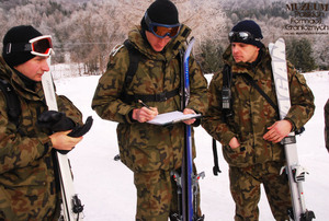 1. Tytuł tematu: szkolenie „Ski Tour”
2. Opis obrazu: kurs z zakresu technik transportowych stosowanych w ochronie granicy państwowej z udziałem funkcjonariuszy Bieszczadzkiego Oddziału Straży Granicznej oraz ratowników Grupy Bieszczadzkiej Górskiego Ochotniczego Pogotowia Ratunkowego. Funkcjonariusze i ratownicy podczas kursu 
3. Data wydarzenia: luty 2009 r. 
4. Osoby widoczne: brak danych
5. Hasła przedmiotowe: Straż Graniczna, szkolenie
6. Opis techniczny: zdjęcie cyfrowe, kolorowe
7. Autor: Krzysztof Niemiec
8. Miejsce przechowywania/właściciel: Archiwum Straży Granicznej w Szczecinie