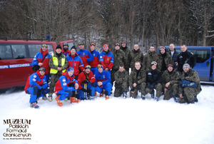 1. Tytuł tematu: szkolenie „Ski Tour”
2. Opis obrazu: zdjęcie grupowe uczestników kursu z zakresu technik transportowych stosowanych w ochronie granicy państwowej z udziałem funkcjonariuszy Bieszczadzkiego Oddziału Straży Granicznej oraz ratowników Grupy Bieszczadzkiej Górskiego Ochotniczego Pogotowia Ratunkowego
3. Data wydarzenia: luty 2009 r. 
4. Osoby widoczne: brak danych
5. Hasła przedmiotowe: Straż Graniczna, szkolenie
6. Opis techniczny: zdjęcie cyfrowe, kolorowe
7. Autor: Krzysztof Niemiec
8. Miejsce przechowywania/właściciel: Archiwum Straży Granicznej w Szczecinie