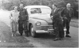 Mieczysław Zygmunt (pierwszy z prawej) na wycieczce w okolicach Rymania w latach 50.