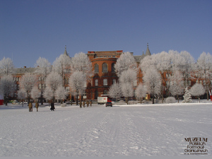 1. Tytuł tematu: Centralny Ośrodek Szkolenia Straży Granicznej w Koszalinie
2. Opis obrazu: budynek nr 3 - widok od strony placu apelowego
3. Data wydarzenia: 28.01.2003 r.
4. Osoby widoczne: brak danych
5. Hasła przedmiotowe: Straż Graniczna
6. Opis techniczny: 2048 x 1536 pikseli, oryginał, kolorowe
7. Autor: Krzysztof Waściński
8. Miejsce przechowywania/właściciel: Centralny Ośrodek Szkolenia SG w Koszalinie