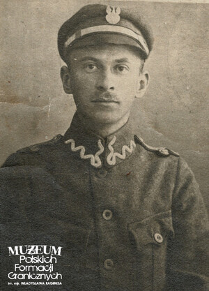 1. Tytuł tematu: Marian Skorupa – Skibiński 
2. Opis obrazu: zdjęcie portretowe Mariana Skorupy – Skibińskiego z okresu Powstań Śląskich 
3. Data wydarzenia: 1919 - 1921 
4. Osoby widoczne: Marian Skorupa – Skibiński
5. Hasła przedmiotowe: Straż Graniczna, kadra
6. Opis techniczny: oryginał, czarnobiałe
7. Autor: brak danych
8. Miejsce przechowywania/właściciel: Wojskowe Biuro Historyczne Centralne Archiwum Wojskowe, Kolekcja Akt Personalnych i Odznaczeniowych, sygn. 1769/89/4630