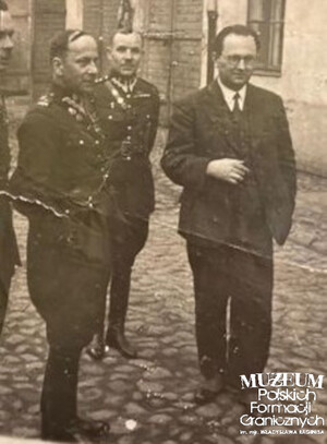 1. Tytuł tematu: Marian Skorupa – Skibiński 
2. Opis obrazu: nadkomisarz Straży Granicznej Marian Skorupa – Skibiński i Wacław Fabierkiewicz (dyrektor Departamentu Ceł Ministerstwa Skarbu) 
3. Data wydarzenia: lata 30. XX w.
4. Osoby widoczne: nadkomisarz Marian Skorupa – Skibiński (z lewej), Wacław Fabierkiewicz	(z prawej)
5. Hasła przedmiotowe: Straż Graniczna, kadra
6. Opis techniczny: oryginał, czarnobiałe
7. Autor: brak danych
8. Miejsce przechowywania/właściciel: zbiory rodziny Skibińskich