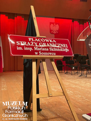 1. Tytuł tematu: Marian Skorupa – Skibiński 
2. Opis obrazu: zdjęcie tablicy „Placówka Straży Granicznej im. insp. Mariana Skibińskiego w Sosnowcu”, wykonane podczas uroczystości z okazji nadania imienia Placówce SG w Sosnowcu
3. Data wydarzenia: 29.10.2024 r. 
4. Osoby widoczne: brak
5. Hasła przedmiotowe: Straż Graniczna, kadra
6. Opis techniczny: oryginał, czarnobiałe
7. Autor: brak danych
8. Miejsce przechowywania/właściciel: zbiory rodziny Skibińskich