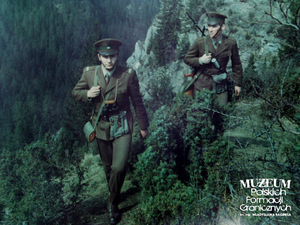 1. Tytuł tematu: patrol graniczny 
2. Opis obrazu: żołnierze Wojsk Ochrony Pogranicza podczas patrolu w terenie górskim
3. Data wydarzenia: lata 80. XX w.
4. Osoby widoczne: brak danych 
5. Hasła przedmiotowe: Wojska Ochrony Pogranicza, ochrona fizyczna
6. Opis techniczny: zdjęcie cyfrowe, kolorowe
7. Autor: Krzysztof Niemiec
8. Miejsce przechowywania/właściciel: Archiwum Straży Granicznej w Szczecinie