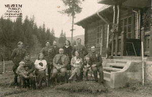 1. Tytuł tematu: strażnicy graniczni
2. Opis obrazu: strażnicy graniczni z rodzinami przed budynkiem placówki 
3. Data wydarzenia: 19.03.1934 r.
4. Osoby widoczne: brak danych
5. Hasła przedmiotowe: Straż Graniczna, życie rodzinne
6. Opis techniczny: oryginał, czarnobiałe
7. Autor: brak danych 
8. Miejsce przechowywania/właściciel: Andrzej Olichwiruk