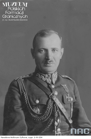 1. Tytuł: rtm. Stanisław Krogulski
2. Opis obrazu: zdjęcie portretowe rtm. Stanisława Krogulskiego
3. Data wydarzenia: lata 20. XX w.
4. Osoby widoczne: oficer Naczelnego Inspektoratu Straży Celnej rtm. Stanisław Krogulski
5. Hasła przedmiotowe: Straż Celna, kadra 
6. Opis techniczny: oryginał, czarnobiałe
7. Autor: brak danych
8. Miejsce przechowywania/właściciel: Narodowe Archiwum Cyfrowe w Warszawie