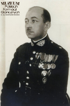 1. Tytuł: oficer Straży Granicznej
2. Opis obrazu: nadkomisarz Piotr Stando
3. Data wydarzenia: 1931 r.
4. Osoby widoczne: nadkom. Piotr Stando – kierownik Inspektoratu Granicznego Częstochowa (Śląski Inspektorat Okręgowy SG)
5. Hasła przedmiotowe: Straż Graniczna, kadra
6. Opis techniczny: oryginał, czarnobiałe
7. Autor: brak danych
8. Miejsce przechowywania/właściciel: Waldemar Bocheński