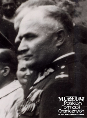 1. Tytuł: oficer Straży Granicznej
2. Opis obrazu: zdjęcie portretowe nadkomisarza Zdzisława Rucińskiego
3. Data wydarzenia: 1939 r.
4. Osoby widoczne: nadkomisarz Zdzisław Ruciński
5. Hasła przedmiotowe: Straż Graniczna, kadra
6. Opis techniczny: oryginał, czarnobiałe
7. Autor: brak danych
8. Miejsce przechowywania/właściciel: Waldemar Bocheński