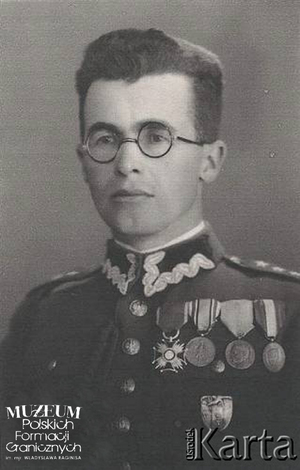 1. Tytuł tematu: kpt. Wiktor Tadeusz Badowski 
2. Opis obrazu: dowódca Dywizjonu Artylerii Korpusu Ochrony Pogranicza Brygady „Podole” 
3. Data wydarzenia: 1938 r. 
4. Osoby widoczne: kpt. Wiktor Tadeusz Badowski
5. Hasła przedmiotowe: Korpus Ochrony Pogranicza, kadra
6. Opis techniczny: oryginał, czarnobiałe
7. Autor: brak danych
8. Miejsce przechowywania/właściciel: Ośrodek KARTA w Warszawie, udostępnił Ryszard Badowski
