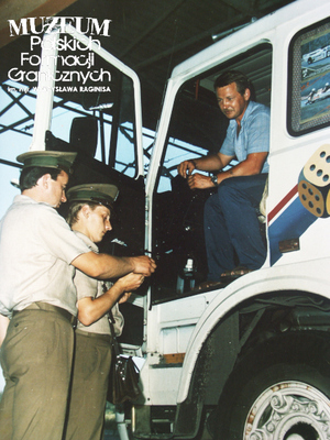 1. Tytuł tematu: kontrola graniczna
2. Opis obrazu: żołnierze Wojsk Ochrony Pogranicza podczas odprawy na przejściu granicznym
3. Data wydarzenia: lata 80. XX w.
4. Osoby widoczne: brak danych 
5. Hasła przedmiotowe: Wojska Ochrony Pogranicza, przejścia graniczne
6. Opis techniczny: zdjęcie cyfrowe, kolorowe
7. Autor: Krzysztof Niemiec
8. Miejsce przechowywania/właściciel: Archiwum Straży Granicznej w Szczecinie