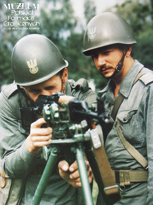 1. Tytuł tematu: żołnierze Wojsk Ochrony Pogranicza
2. Opis obrazu: żołnierze Wojsk Ochrony Pogranicza podczas szkolenia strzeleckiego 
3. Data wydarzenia: lata 80. XX w.
4. Osoby widoczne: brak danych 
5. Hasła przedmiotowe: Wojska Ochrony Pogranicza, szkolenie
6. Opis techniczny: zdjęcie cyfrowe, kolorowe
7. Autor: Krzysztof Niemiec
8. Miejsce przechowywania/właściciel: Archiwum Straży Granicznej w Szczecinie