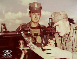 1. Tytuł tematu: żołnierze Wojsk Ochrony Pogranicza
2. Opis obrazu: żołnierze Wojsk Ochrony Pogranicza podczas szkolenia strzeleckiego 
3. Data wydarzenia: lata 80. XX w.
4. Osoby widoczne: brak danych 
5. Hasła przedmiotowe: Wojska Ochrony Pogranicza, szkolenie
6. Opis techniczny: zdjęcie cyfrowe, kolorowe
7. Autor: Krzysztof Niemiec
8. Miejsce przechowywania/właściciel: Archiwum Straży Granicznej w Szczecinie