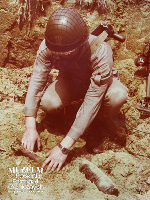 1. Tytuł tematu: żołnierz Wojsk Ochrony Pogranicza 
2. Opis obrazu: saper Wojsk Ochrony Pogranicza podczas szkolenia saperskiego
3. Data wydarzenia: lata 80. XX w.
4. Osoby widoczne: brak danych 
5. Hasła przedmiotowe: Wojska Ochrony Pogranicza, szkolenie
6. Opis techniczny: zdjęcie cyfrowe, kolorowe
7. Autor: Krzysztof Niemiec
8. Miejsce przechowywania/właściciel: Archiwum Straży Granicznej w Szczecinie