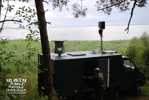 1. Tytuł tematu: patrol graniczny
2. Opis obrazu: pojazd służbowy Straży Granicznej podczas patrolowania wybrzeża na terenie Placówki Straży Granicznej w Krynicy Morskiej
3. Data wydarzenia: 16.07.2008 r. 
4. Osoby widoczne: brak danych
5. Hasła przedmiotowe: Straż Graniczna, ochrona fizyczna
6. Opis techniczny: zdjęcie cyfrowe, kolorowe 
7. Autor: Krzysztof Niemiec 
8. Miejsce przechowywania/właściciel: Archiwum Straży Granicznej w Szczecinie