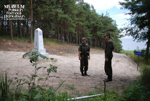 1. Tytuł tematu: patrol graniczny
2. Opis obrazu: funkcjonariusze z Placówki Straży Granicznej w Krynicy Morskiej podczas patrolu na granicy polsko-rosyjskiej 
3. Data wydarzenia: 16.07.2008 r. 
4. Osoby widoczne: brak danych
5. Hasła przedmiotowe: Straż Graniczna, ochrona fizyczna
6. Opis techniczny: zdjęcie cyfrowe, kolorowe 
7. Autor: Krzysztof Niemiec 
8. Miejsce przechowywania/właściciel: Archiwum Straży Granicznej w Szczecinie