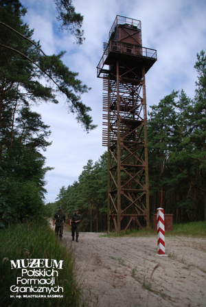 1. Tytuł tematu: patrol graniczny
2. Opis obrazu: funkcjonariusze z Placówki Straży Granicznej w Krynicy Morskiej podczas patrolu na granicy polsko-rosyjskiej 
3. Data wydarzenia: 16.07.2008 r. 
4. Osoby widoczne: brak danych
5. Hasła przedmiotowe: Straż Graniczna, ochrona fizyczna
6. Opis techniczny: zdjęcie cyfrowe, kolorowe 
7. Autor: Krzysztof Niemiec 
8. Miejsce przechowywania/właściciel: Archiwum Straży Granicznej w Szczecinie