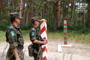 1. Tytuł tematu: patrol graniczny
2. Opis obrazu: funkcjonariusze z Placówki Straży Granicznej w Krynicy Morskiej podczas patrolu na granicy polsko-rosyjskiej 
3. Data wydarzenia: 16.07.2008 r. 
4. Osoby widoczne: brak danych
5. Hasła przedmiotowe: Straż Graniczna, ochrona fizyczna
6. Opis techniczny: zdjęcie cyfrowe, kolorowe 
7. Autor: Krzysztof Niemiec 
8. Miejsce przechowywania/właściciel: Archiwum Straży Granicznej w Szczecinie