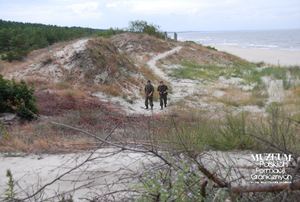1. Tytuł tematu: patrol graniczny
2. Opis obrazu: funkcjonariusze z Placówki Straży Granicznej w Krynicy Morskiej podczas patrolu granicznego na wybrzeżu
3. Data wydarzenia: 16.07.2008 r. 
4. Osoby widoczne: brak danych
5. Hasła przedmiotowe: Straż Graniczna, ochrona fizyczna
6. Opis techniczny: zdjęcie cyfrowe, kolorowe 
7. Autor: Krzysztof Niemiec 
8. Miejsce przechowywania/właściciel: Archiwum Straży Granicznej w Szczecinie