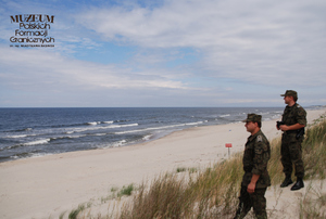 1. Tytuł tematu: patrol graniczny
2. Opis obrazu: funkcjonariusze z Placówki Straży Granicznej w Krynicy Morskiej podczas patrolu granicznego na wybrzeżu
3. Data wydarzenia: 16.07.2008 r. 
4. Osoby widoczne: brak danych
5. Hasła przedmiotowe: Straż Graniczna, ochrona fizyczna
6. Opis techniczny: zdjęcie cyfrowe, kolorowe 
7. Autor: Krzysztof Niemiec 
8. Miejsce przechowywania/właściciel: Archiwum Straży Granicznej w Szczecinie