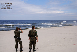 1. Tytuł tematu: patrol graniczny
2. Opis obrazu: funkcjonariusze z Placówki Straży Granicznej w Krynicy Morskiej podczas patrolu granicznego na wybrzeżu
3. Data wydarzenia: 16.07.2008 r. 
4. Osoby widoczne: brak danych
5. Hasła przedmiotowe: Straż Graniczna, ochrona fizyczna
6. Opis techniczny: zdjęcie cyfrowe, kolorowe 
7. Autor: Krzysztof Niemiec 
8. Miejsce przechowywania/właściciel: Archiwum Straży Granicznej w Szczecinie