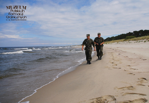 1. Tytuł tematu: patrol graniczny
2. Opis obrazu: funkcjonariusze z Placówki Straży Granicznej w Krynicy Morskiej podczas patrolu granicznego na wybrzeżu
3. Data wydarzenia: 16.07.2008 r. 
4. Osoby widoczne: brak danych
5. Hasła przedmiotowe: Straż Graniczna, ochrona fizyczna
6. Opis techniczny: zdjęcie cyfrowe, kolorowe 
7. Autor: Krzysztof Niemiec 
8. Miejsce przechowywania/właściciel: Archiwum Straży Granicznej w Szczecinie