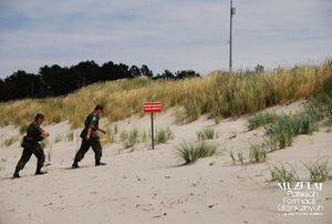 1. Tytuł tematu: patrol graniczny
2. Opis obrazu: funkcjonariusze z Placówki Straży Granicznej w Krynicy Morskiej podczas patrolu granicznego na wybrzeżu
3. Data wydarzenia: 16.07.2008 r. 
4. Osoby widoczne: brak danych
5. Hasła przedmiotowe: Straż Graniczna, ochrona fizyczna
6. Opis techniczny: zdjęcie cyfrowe, kolorowe 
7. Autor: Krzysztof Niemiec 
8. Miejsce przechowywania/właściciel: Archiwum Straży Granicznej w Szczecinie