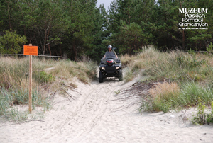 1. Tytuł tematu: patrol graniczny
2. Opis obrazu: funkcjonariusz z Placówki Straży Granicznej w Krynicy Morskiej podczas patrolu granicznego na wybrzeżu pojazdem typu quad 
3. Data wydarzenia: 16.07.2008 r. 
4. Osoby widoczne: brak danych
5. Hasła przedmiotowe: Straż Graniczna, ochrona fizyczna
6. Opis techniczny: zdjęcie cyfrowe, kolorowe 
7. Autor: Krzysztof Niemiec 
8. Miejsce przechowywania/właściciel: Archiwum Straży Granicznej w Szczecinie