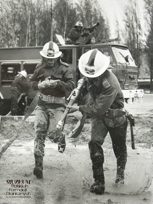 1. Tytuł tematu: zajęcia szkoleniowe
2. Opis obrazu: żołnierze Wojsk Ochrony Pogranicza podczas szkolenia przeciwpożarowego  
3. Data wydarzenia: lata 80 XX w.
4. Osoby widoczne: brak danych
5. Hasła przedmiotowe: Wojska Ochrony Pogranicza, szkolenie 
6. Opis techniczny: zdjęcie cyfrowe, czarnobiałe
7. Autor: Krzysztof Niemiec 
8. Miejsce przechowywania/właściciel: kolekcja prywatna