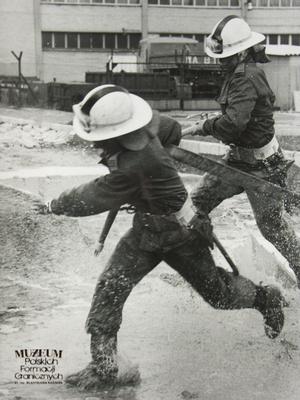 1. Tytuł tematu: zajęcia szkoleniowe
2. Opis obrazu: żołnierze Wojsk Ochrony Pogranicza podczas szkolenia przeciwpożarowego  
3. Data wydarzenia: lata 80 XX w.
4. Osoby widoczne: brak danych
5. Hasła przedmiotowe: Wojska Ochrony Pogranicza, szkolenie 
6. Opis techniczny: zdjęcie cyfrowe, czarnobiałe
7. Autor: Krzysztof Niemiec 
8. Miejsce przechowywania/właściciel: kolekcja prywatna