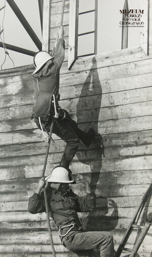 1. Tytuł tematu: zajęcia szkoleniowe
2. Opis obrazu: żołnierze Wojsk Ochrony Pogranicza podczas szkolenia przeciwpożarowego  
3. Data wydarzenia: lata 80 XX w.
4. Osoby widoczne: brak danych
5. Hasła przedmiotowe: Wojska Ochrony Pogranicza, szkolenie 
6. Opis techniczny: zdjęcie cyfrowe, czarnobiałe
7. Autor: Krzysztof Niemiec 
8. Miejsce przechowywania/właściciel: kolekcja prywatna