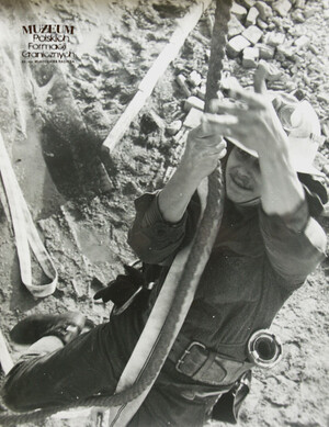 1. Tytuł tematu: zajęcia szkoleniowe
2. Opis obrazu: żołnierze Wojsk Ochrony Pogranicza podczas szkolenia przeciwpożarowego  
3. Data wydarzenia: lata 80 XX w.
4. Osoby widoczne: brak danych
5. Hasła przedmiotowe: Wojska Ochrony Pogranicza, szkolenie 
6. Opis techniczny: zdjęcie cyfrowe, czarnobiałe
7. Autor: Krzysztof Niemiec 
8. Miejsce przechowywania/właściciel: kolekcja prywatna