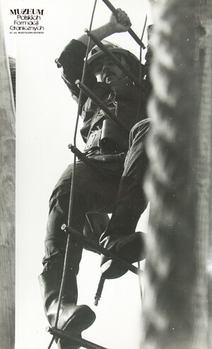 1. Tytuł tematu: zajęcia szkoleniowe
2. Opis obrazu: żołnierze Wojsk Ochrony Pogranicza podczas szkolenia przeciwpożarowego  
3. Data wydarzenia: lata 80 XX w.
4. Osoby widoczne: brak danych
5. Hasła przedmiotowe: Wojska Ochrony Pogranicza, szkolenie 
6. Opis techniczny: zdjęcie cyfrowe, czarnobiałe
7. Autor: Krzysztof Niemiec 
8. Miejsce przechowywania/właściciel: kolekcja prywatna