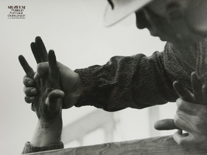 1. Tytuł tematu: zajęcia szkoleniowe
2. Opis obrazu: żołnierze Wojsk Ochrony Pogranicza podczas szkolenia przeciwpożarowego  
3. Data wydarzenia: lata 80 XX w.
4. Osoby widoczne: brak danych
5. Hasła przedmiotowe: Wojska Ochrony Pogranicza, szkolenie 
6. Opis techniczny: zdjęcie cyfrowe, czarnobiałe
7. Autor: Krzysztof Niemiec 
8. Miejsce przechowywania/właściciel: kolekcja prywatna