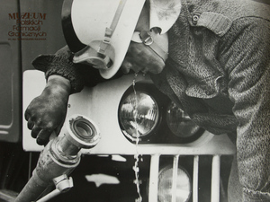 1. Tytuł tematu: zajęcia szkoleniowe
2. Opis obrazu: żołnierze Wojsk Ochrony Pogranicza podczas szkolenia przeciwpożarowego  
3. Data wydarzenia: lata 80 XX w.
4. Osoby widoczne: brak danych
5. Hasła przedmiotowe: Wojska Ochrony Pogranicza, szkolenie 
6. Opis techniczny: zdjęcie cyfrowe, czarnobiałe
7. Autor: Krzysztof Niemiec 
8. Miejsce przechowywania/właściciel: kolekcja prywatna