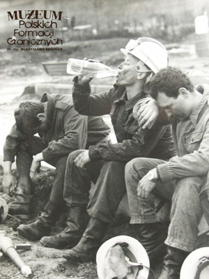 1. Tytuł tematu: zajęcia szkoleniowe
2. Opis obrazu: żołnierze Wojsk Ochrony Pogranicza podczas szkolenia przeciwpożarowego  
3. Data wydarzenia: lata 80 XX w.
4. Osoby widoczne: brak danych
5. Hasła przedmiotowe: Wojska Ochrony Pogranicza, szkolenie 
6. Opis techniczny: zdjęcie cyfrowe, czarnobiałe
7. Autor: Krzysztof Niemiec 
8. Miejsce przechowywania/właściciel: kolekcja prywatna