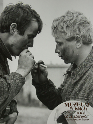 1. Tytuł tematu: zajęcia szkoleniowe
2. Opis obrazu: żołnierze Wojsk Ochrony Pogranicza podczas szkolenia przeciwpożarowego  
3. Data wydarzenia: lata 80 XX w.
4. Osoby widoczne: brak danych
5. Hasła przedmiotowe: Wojska Ochrony Pogranicza, szkolenie 
6. Opis techniczny: zdjęcie cyfrowe, czarnobiałe
7. Autor: Krzysztof Niemiec 
8. Miejsce przechowywania/właściciel: kolekcja prywatna