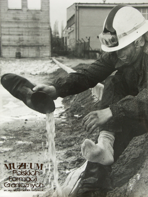 1. Tytuł tematu: zajęcia szkoleniowe
2. Opis obrazu: żołnierze Wojsk Ochrony Pogranicza podczas szkolenia przeciwpożarowego  
3. Data wydarzenia: lata 80 XX w.
4. Osoby widoczne: brak danych
5. Hasła przedmiotowe: Wojska Ochrony Pogranicza, szkolenie 
6. Opis techniczny: zdjęcie cyfrowe, czarnobiałe
7. Autor: Krzysztof Niemiec 
8. Miejsce przechowywania/właściciel: kolekcja prywatna