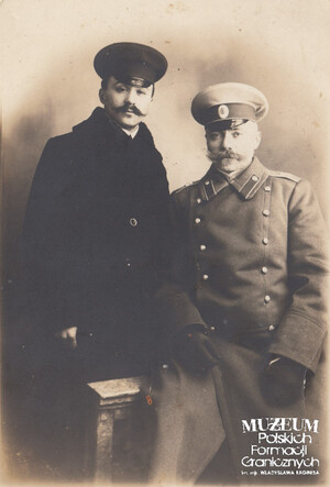 1. Tytuł tematu: Czesław Romiszewski
2. Opis obrazu: zdjęcie pamiątkowe płk. Czesława Romiszewskiego z synem Janem w okresie służby w armii carskiej 
3. Data wydarzenia: II dekada XX w.
4. Osoby widoczne: płk Czesław Romiszewski (z prawej), Jan Romiszewski (z lewej)
5. Hasła przedmiotowe: Straż Celna, kadra
6. Opis techniczny: oryginał, czarnobiałe
7. Autor: brak danych
8. Miejsce przechowywania/właściciel: Anna Niemirowicz - Szczytt