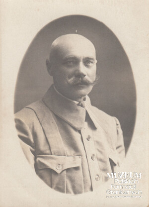 1. Tytuł tematu: Czesław Romiszewski
2. Opis obrazu: zdjęcie portretowe Czesława Romiszewskiego 
3. Data wydarzenia: 19.06.1921 r.
4. Osoby widoczne: Czesław Romiszewski 
5. Hasła przedmiotowe: Straż Celna, kadra
6. Opis techniczny: oryginał, czarnobiałe
7. Autor: brak danych
8. Miejsce przechowywania/właściciel: Anna Niemirowicz - Szczytt