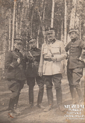 1. Tytuł tematu: Czesław Romiszewski
2. Opis obrazu: starszy inspektor Czesław Romiszewski z funkcjonariuszami Straży Celnej
3. Data wydarzenia: lata 20. XX w.
4. Osoby widoczne: Czesław Romiszewski – drugi z prawej
5. Hasła przedmiotowe: Straż Celna, kadra
6. Opis techniczny: oryginał, czarnobiałe
7. Autor: brak danych
8. Miejsce przechowywania/właściciel: Anna Niemirowicz - Szczytt