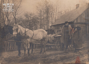 1. Tytuł tematu: Czesław Romiszewski
2. Opis obrazu: starszy inspektor Czesław Romiszewski podczas objazdu pogranicza polsko – niemieckiego
3. Data wydarzenia: lata 20. XX w.
4. Osoby widoczne: Czesław Romiszewski – drugi z prawej
5. Hasła przedmiotowe: Straż Celna, kadra
6. Opis techniczny: oryginał, czarnobiałe
7. Autor: brak danych
8. Miejsce przechowywania/właściciel: Anna Niemirowicz - Szczytt